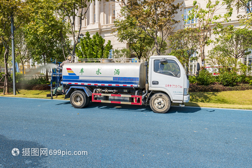 城市清道夫 環(huán)衛(wèi)灑水車(chē)的多重使命與未來(lái)展望