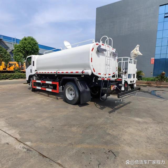 五十鈴四驅出口灑水車 專用物流領域的創新實踐