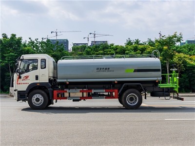 東風(fēng)運(yùn)水車領(lǐng)跑遼寧市場(chǎng)，灑水車廠家品種繁多滿足多元需求