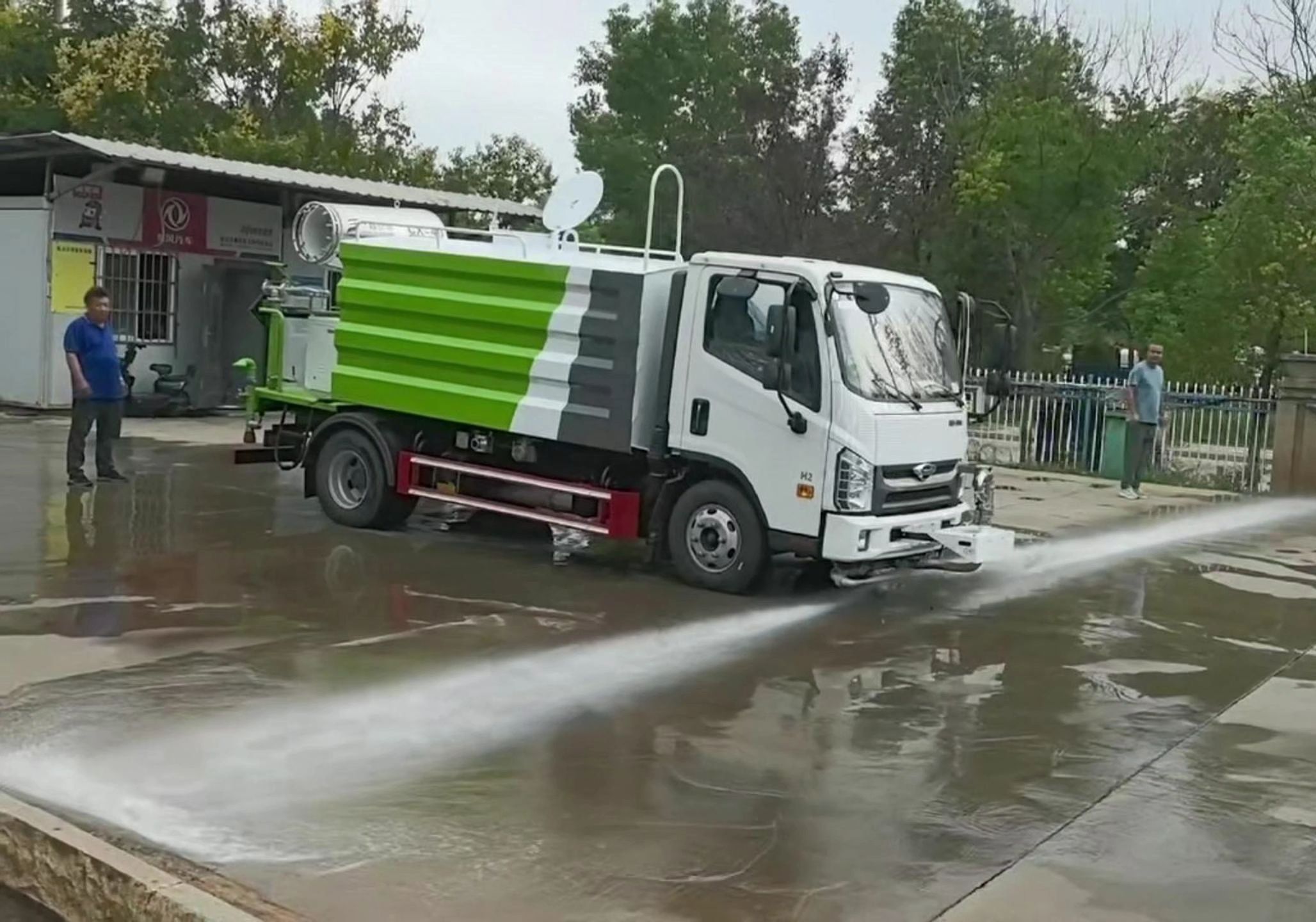 馬路上的人工降雨 城市建設(shè)與無奈的灑水車